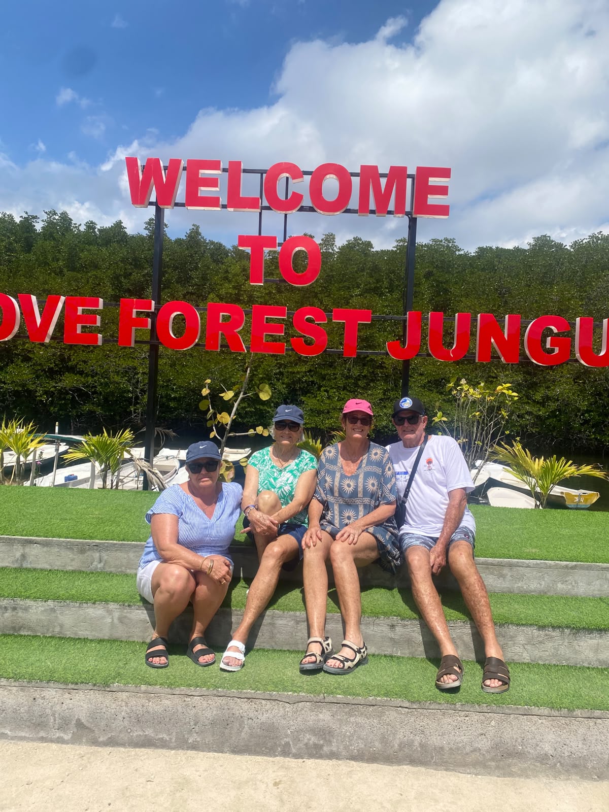 Tur rombongan di Mangrove Forest